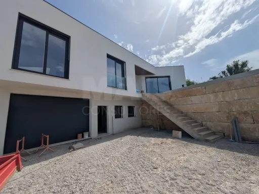 Moradia V3  moderna com piscina, vista de campo e excelente localização  Matas – Lourinhã