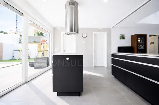 Moradia T5 de Luxo com Piscina a 15 Minutos de Lisboa