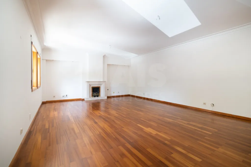 3-Bedroom Apartment in Linda-a-Velha