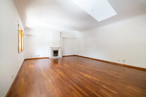 3-Bedroom Apartment in Linda-a-Velha