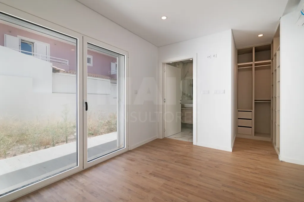 Semi-detached House 4 Bedrooms + 1 in Famões