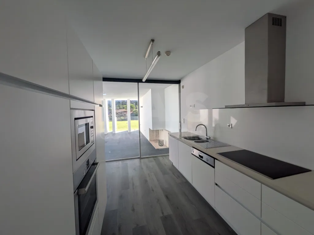 Moradia T2 com 2 suítes, jardim privativo e garagem no Bom Sucesso Resort