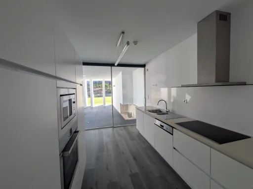 Moradia T2 com 2 suítes, jardim privativo e garagem no Bom Sucesso Resort