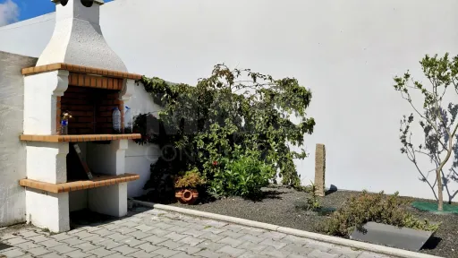 MORADIA T3 Remodelada, Mobilada c/ Suite Master, Terraço, Garagem, Vista Serra, Perto das Praias!
