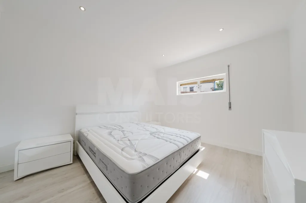 Moradia T5 com Armazém e Terreno na Usseira, Óbidos