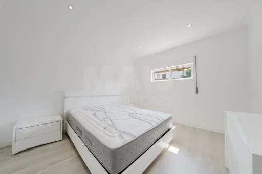 Moradia T5 com Armazém e Terreno, Usseira, Óbidos