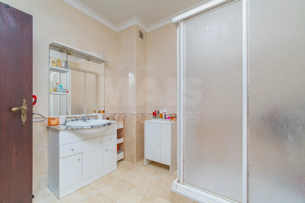 4-Bedroom House in Downtown Samora Correia