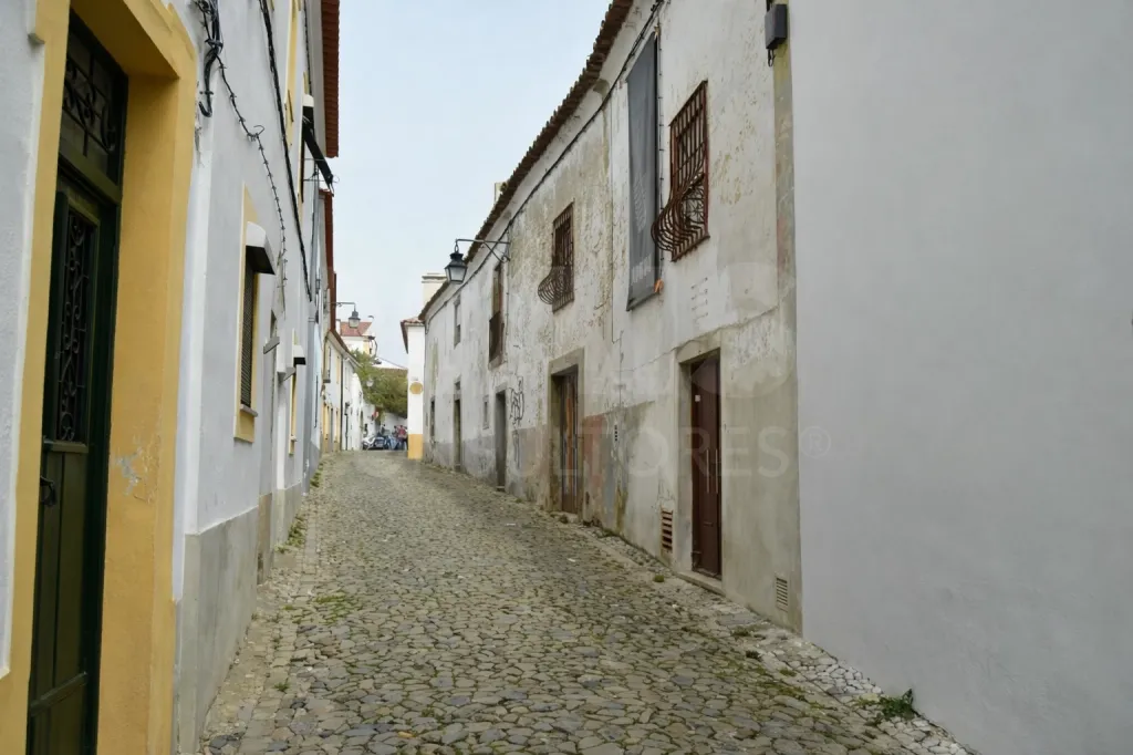 Edifício único do século XVII para reabilitação em Évora