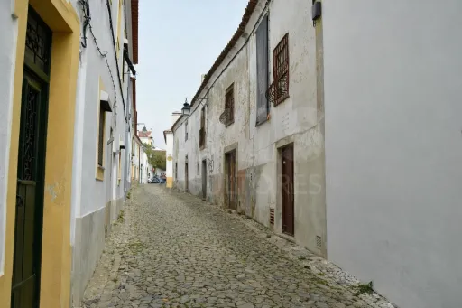 Edifício único do século XVII para reabilitação em Évora