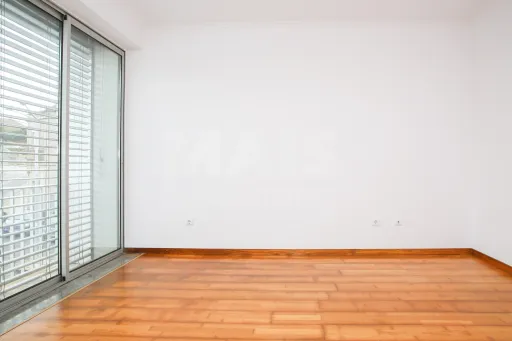 Amplitude e Conforto no Centro de Sobral de Monte Agraço Apartamento T2 Com Terraço