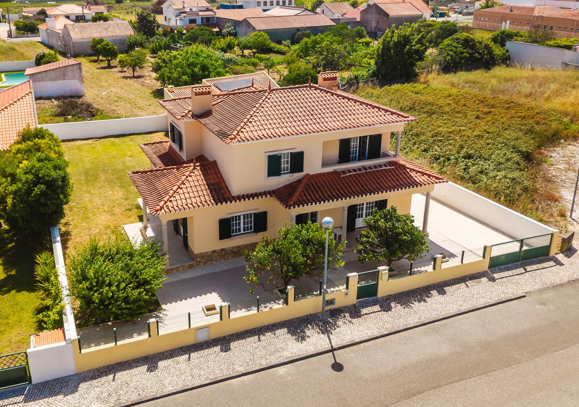 Moradia T4 em Olho Marinho | 260m² | Lote 734m²