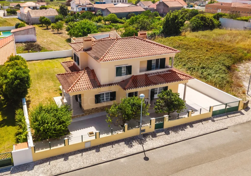 Moradia T4 com Charme em Olho Marinho | 260m² | Lote 734m²