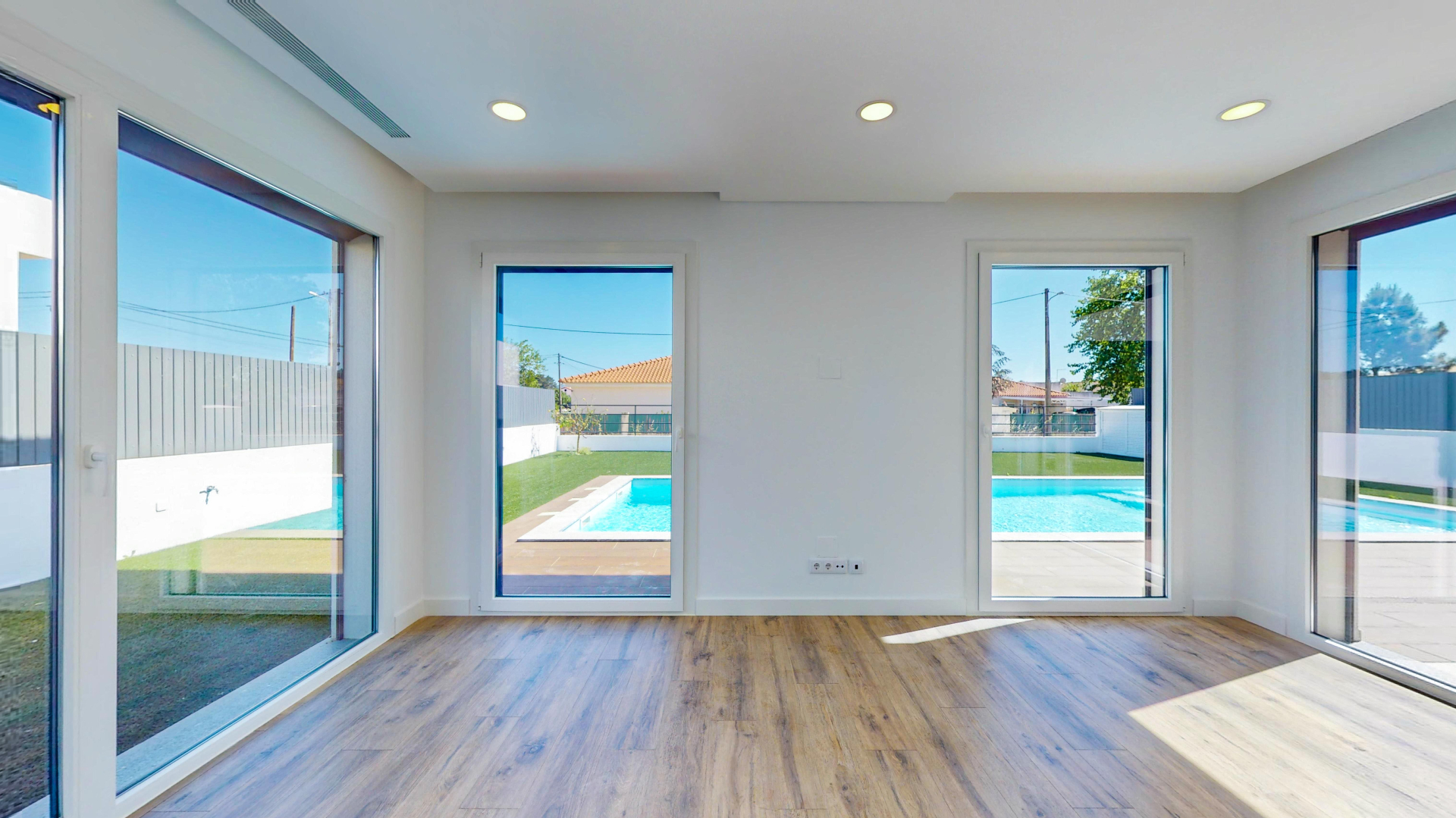 Moradias térreas T4 C\ 4 Suites e Piscina