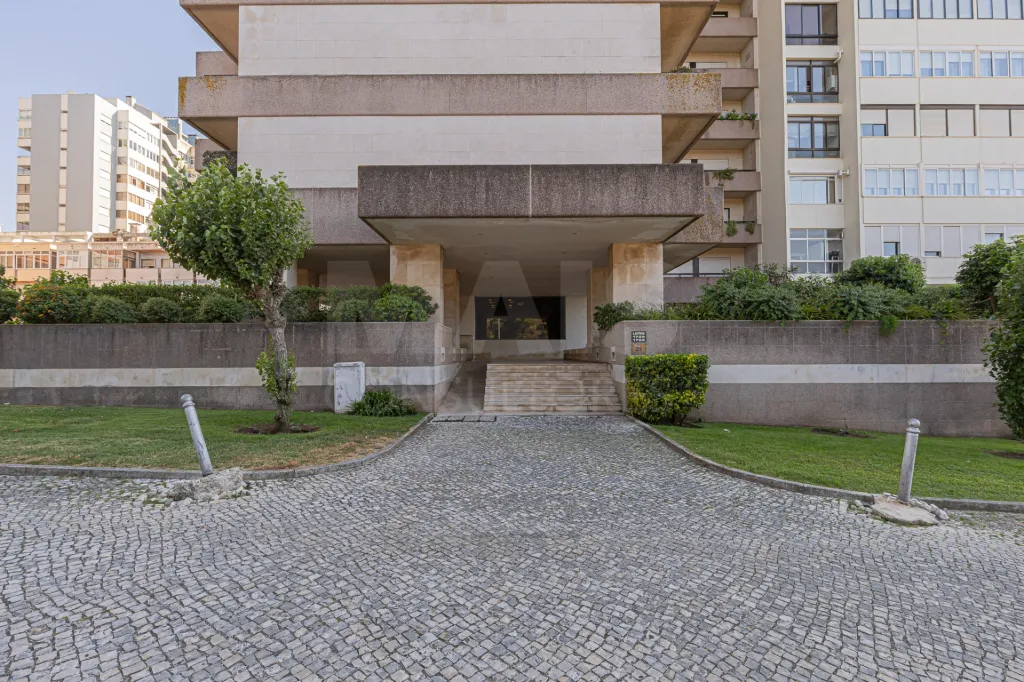 Oportunidade T4 Varandas, Estacionamento e Arrecadação no Restelo