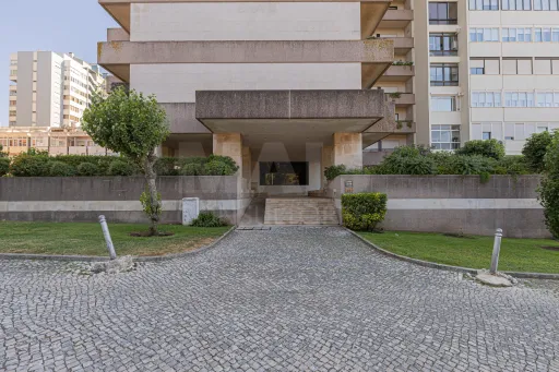 Oportunidade T4 Varandas, Estacionamento e Arrecadação no Restelo