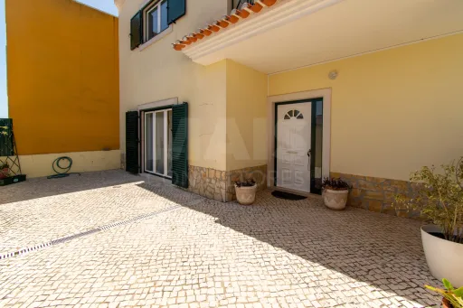 Moradia de 4 assoalhadas a 5km do centro de Loures