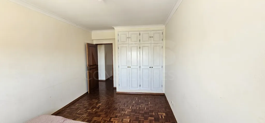 Apartamento T3 no Centro de Alpiarça | Áreas Generosas, Varandas e Excelente Localização