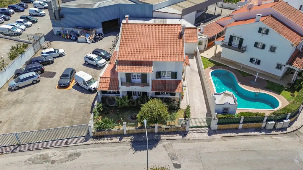 🏡✨ Moradia T4 em Alenquer com Piscina e Espaço de Convívio ao Ar Livre!