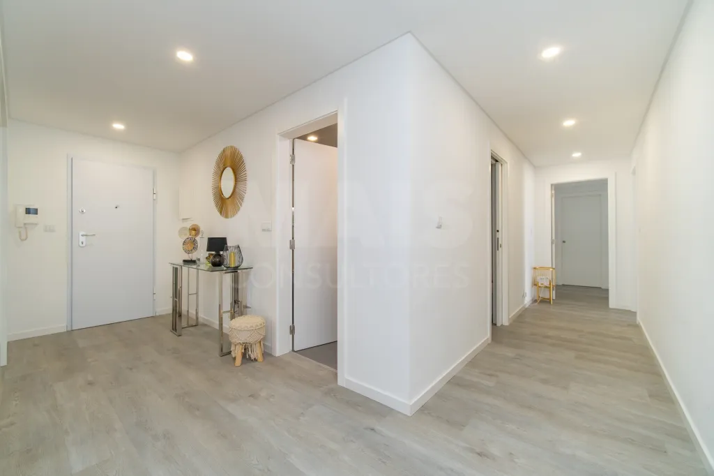 Apartamento T4 Remodelado | 210 m² | Parqueamento e Arrecadação