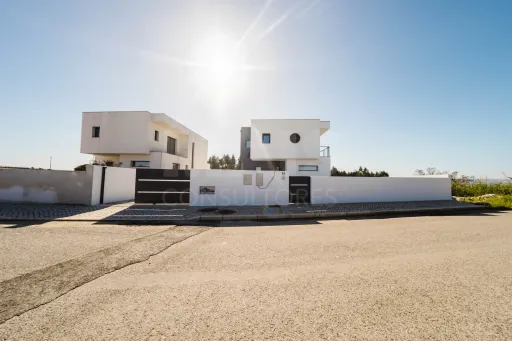 Moradia T3+1 | Piscina | Garagem | Caldas da Rainha