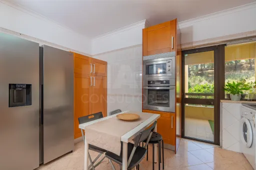 T2 com excelentes áreas, duas casas de banho e varandas em todas as divisões | Casal da Mira – Amadora