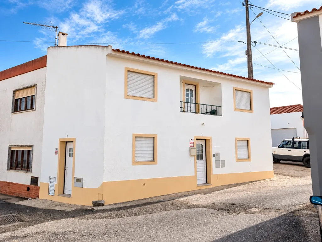 Moradia T2 mobilada e equipada com varanda | Seixal – Lourinhã