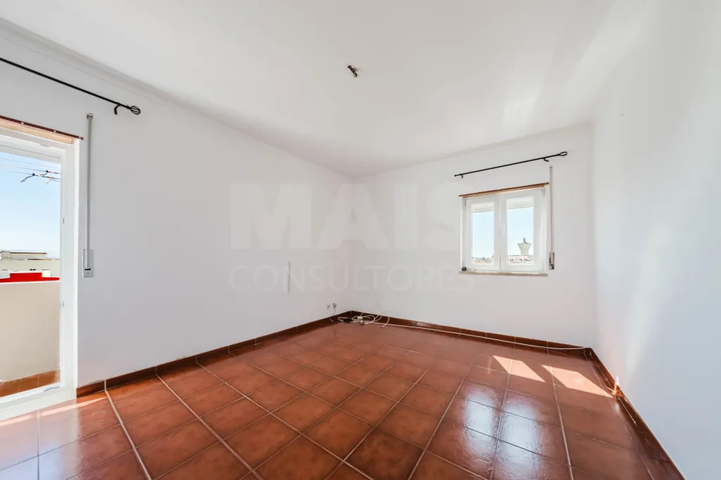 T2 Renovado com Varanda e Vista Mar em Peniche