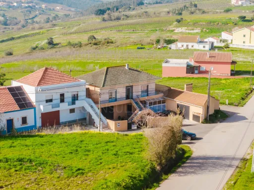 Moradia T5 com garagem e armazém