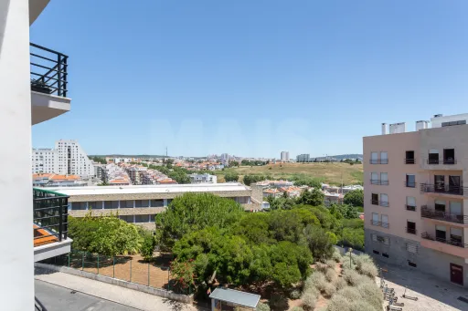 Magnificent T3 Alto Santa Catarina with 2 parking spaces and 2 storage rooms