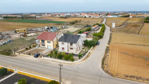 Moradia T5 com piscina e garagem em terreno de 2.000m2 na Bufarda