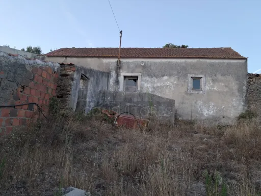 House to remodel on plot of land w/ 520m2