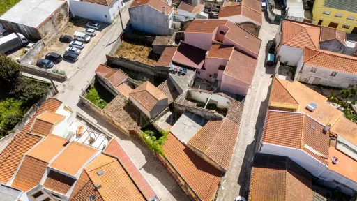 3-bedr. house with yard to restore in Atouguia da Baleia