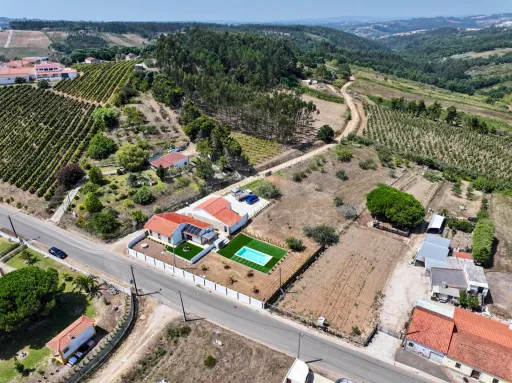 Moradia Térrea c/ Piscina, Jardim, Anexo, Garagem e Parqueamento, Inserida em Lote de 3.476m2 !