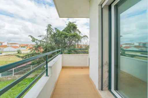 Apartamento T3 com 4 Varandas, Excelentes Áreas e Conforto Total – Praceta Tranquila, no Porto Alto em Samora Correia