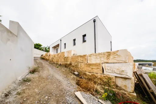 Moradia V3  moderna com piscina, vista de campo e excelente localização  Matas – Lourinhã