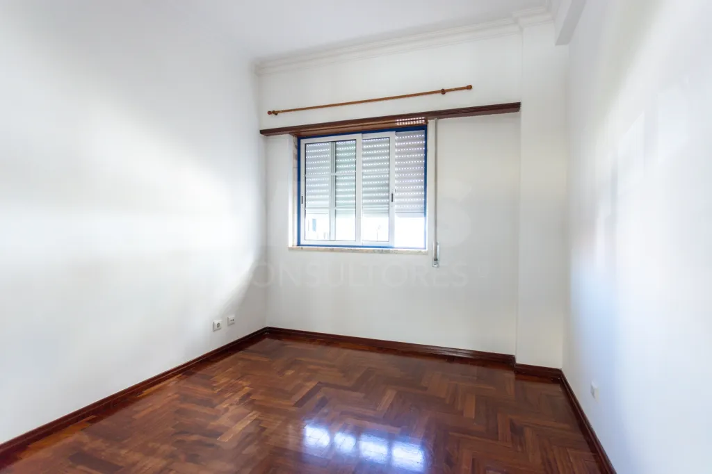 Apartamento T3 com parqueamento, arrecadação e varandas na Urbanização dos Pilares em Samora Correia.