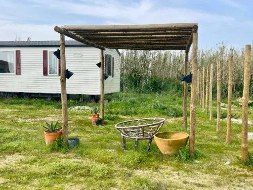 Terreno rústico com infraestrutura e 2 casas pré-fabricadas| 2 acessos | 500m da Praia da Almagreira