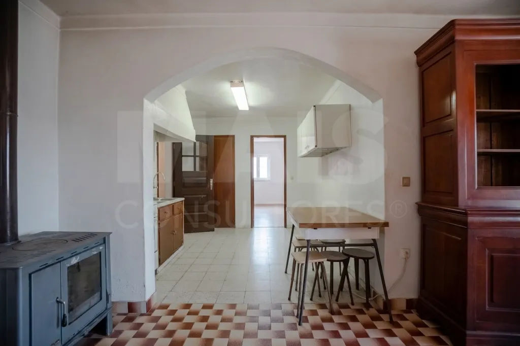 Quintinha T3 com 7.616 m² de terreno urbano e anexos (Casal do Rei)