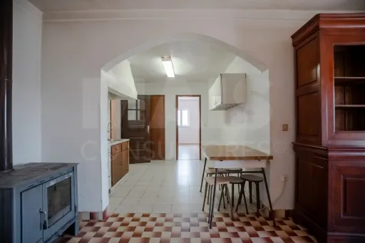 Quintinha T3 com 7.616 m² de terreno urbano e anexos (Casal do Rei)