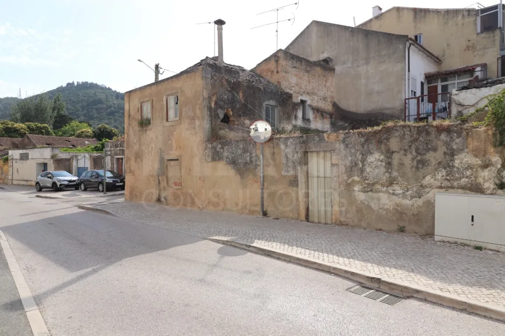Moradia em Ruína com Excelente Potencial de Reconstrução em Vila Franca de Xira