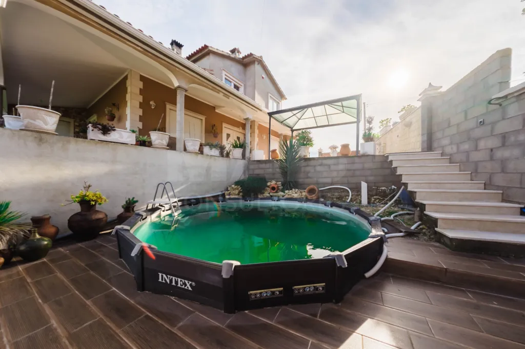 Moradia T6, c/ Suite, 3 Wc´s, 2 Salas, 2 Escritórios, Parqueamento Interior, Jardim, Churrasqueira, & Piscina !