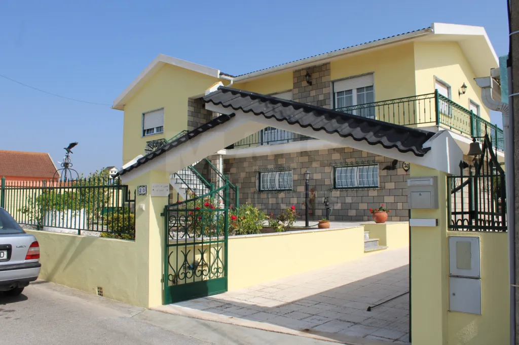 Moradia com 3 Apartamentos Independentes | Ideal AL | Perto da Praia da Areia Branca