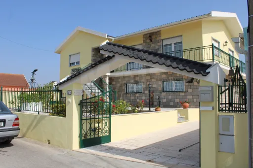 Moradia com 3 Apartamentos Independentes | Ideal AL | Perto da Praia da Areia Branca