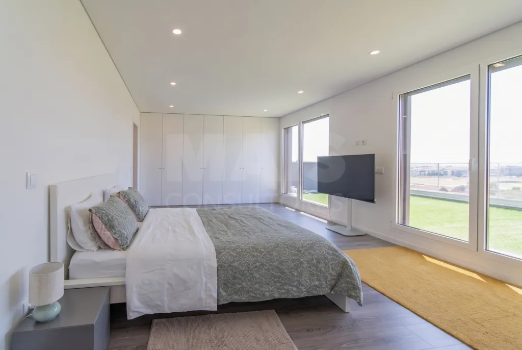 T4 Duplex com Vista Panorâmica sobre o Rio Tejo e Lisboa | Montijo