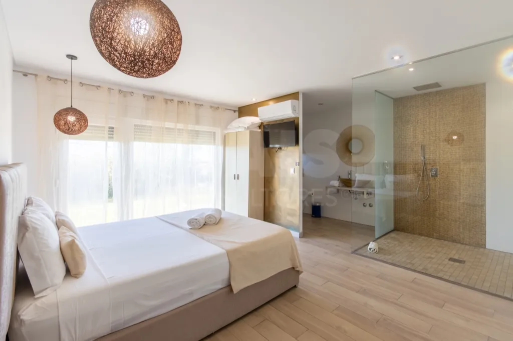 Propriedade com 3 apartamentos e piscina em Óbidos