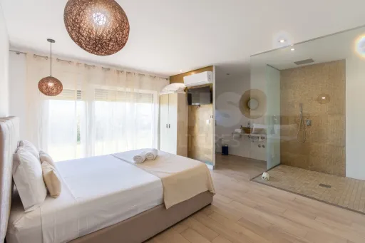 Propriedade com 3 apartamentos e piscina em Óbidos