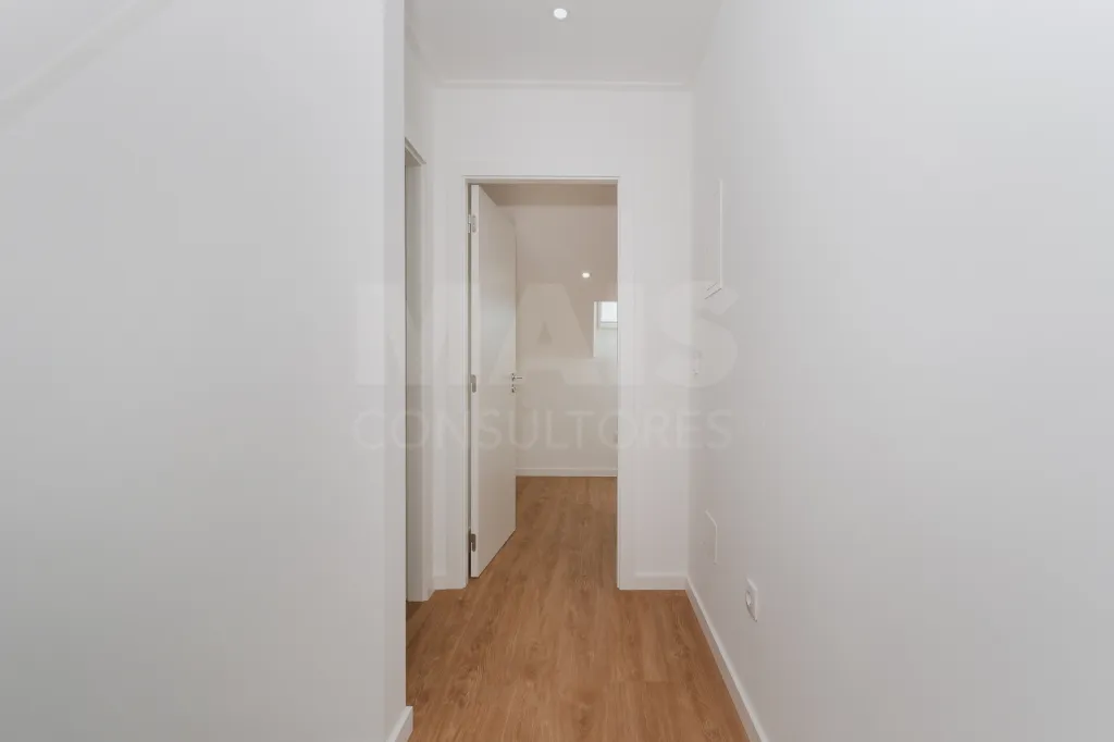 Moradia T4 Totalmente Remodelada com Logradouro em Coruche