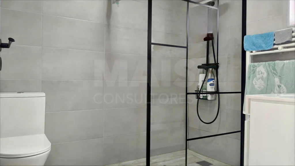 MORADIA T3 Remodelada, Mobilada c/ Suite Master, Terraço, Garagem, Vista Serra, Perto das Praias!