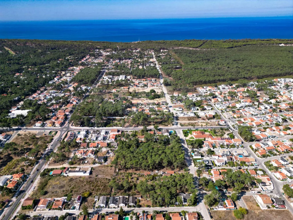 Lote Urbano para moradia(s) ou várias fracções na Aroeira Central