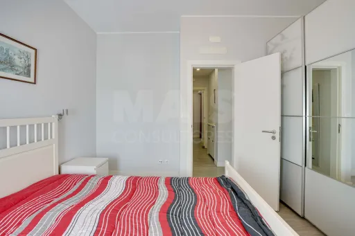 T2 Renovado com Vista Rio | Av. Mouzinho de Albuquerque